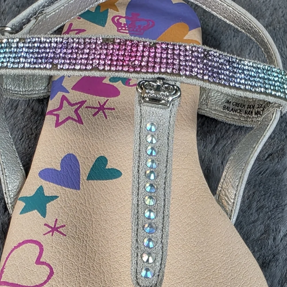 Juicy Couture Kids Sandals Creek Side Court Rainbow Crystal Thongs